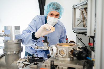 英飛凌與eleQtron合作研發新一代離子阱量子處理器 硬件制造再突破